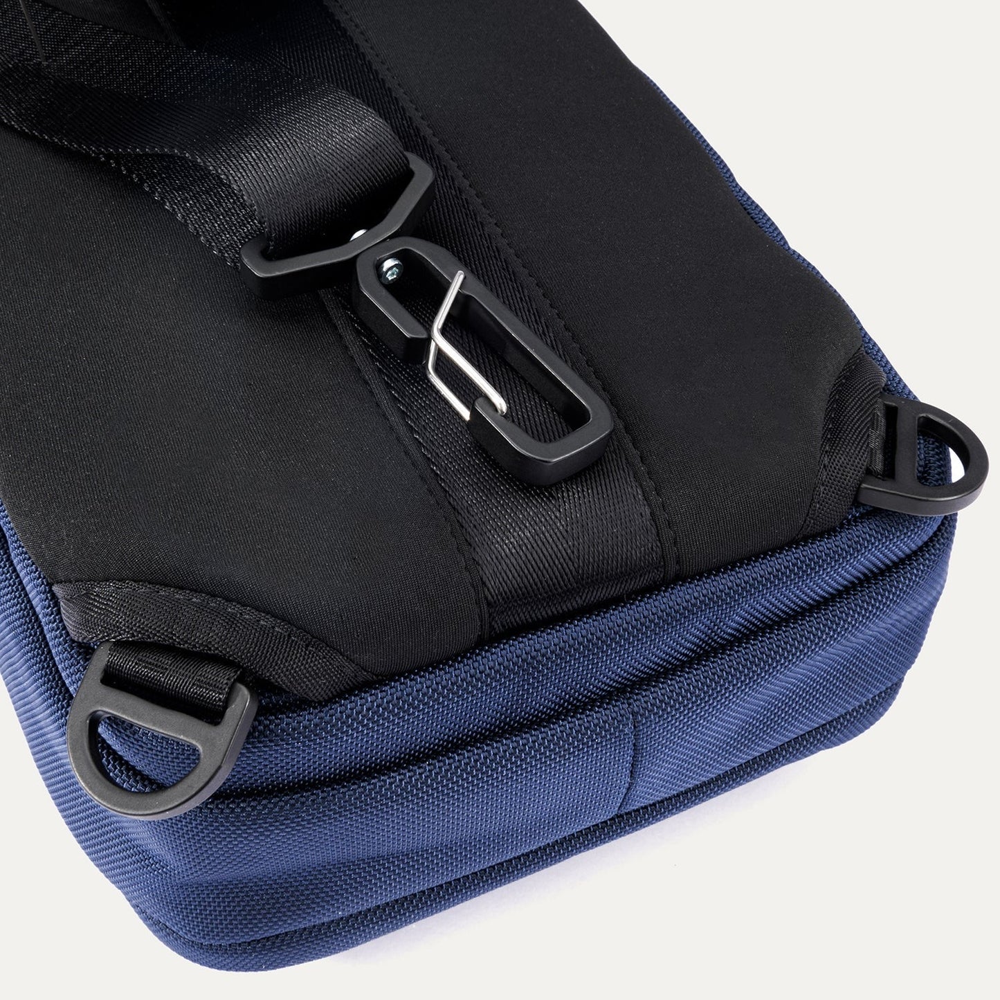 AltitudeTM Crossbody 6L
