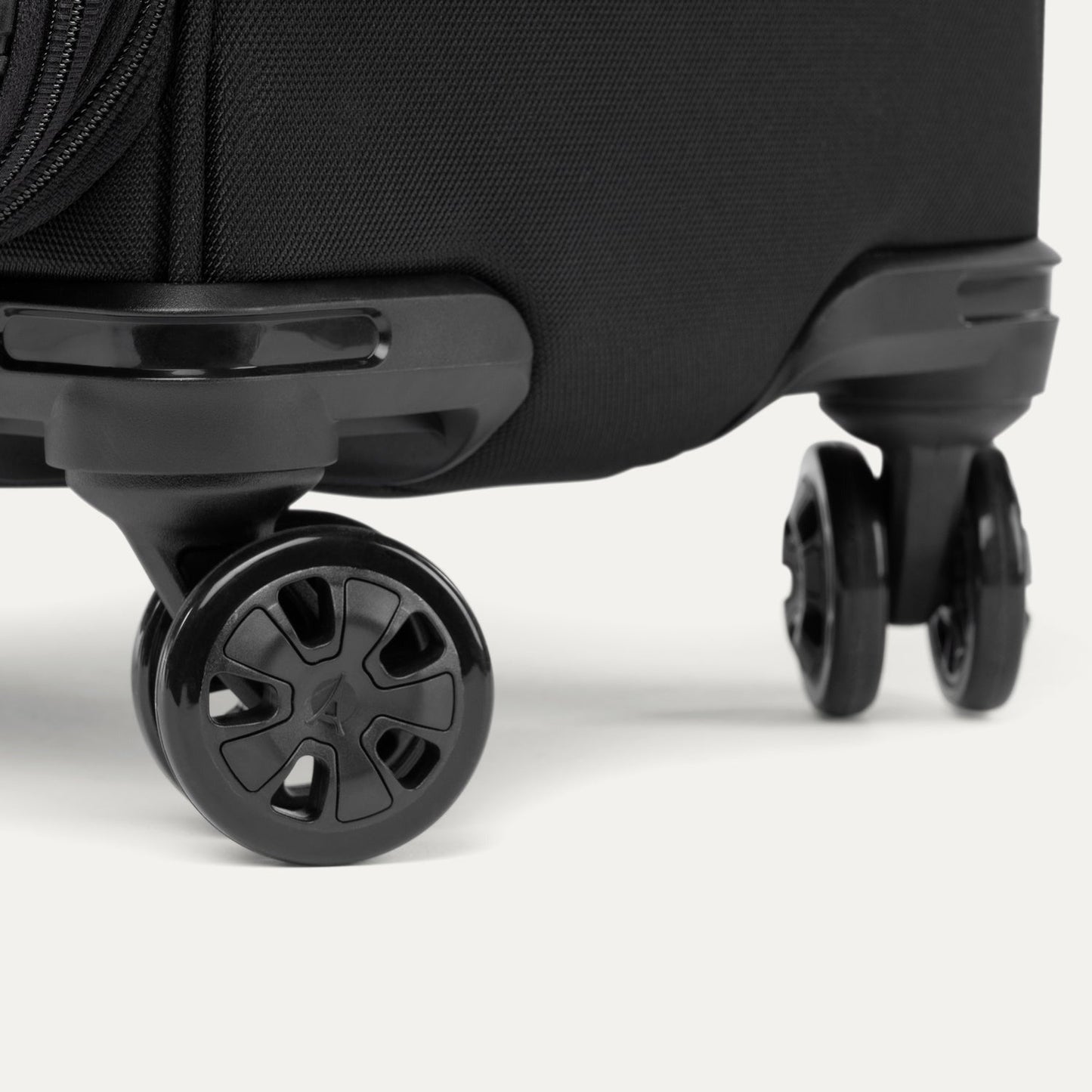CrewTM Classic Medium Check-In Spinner